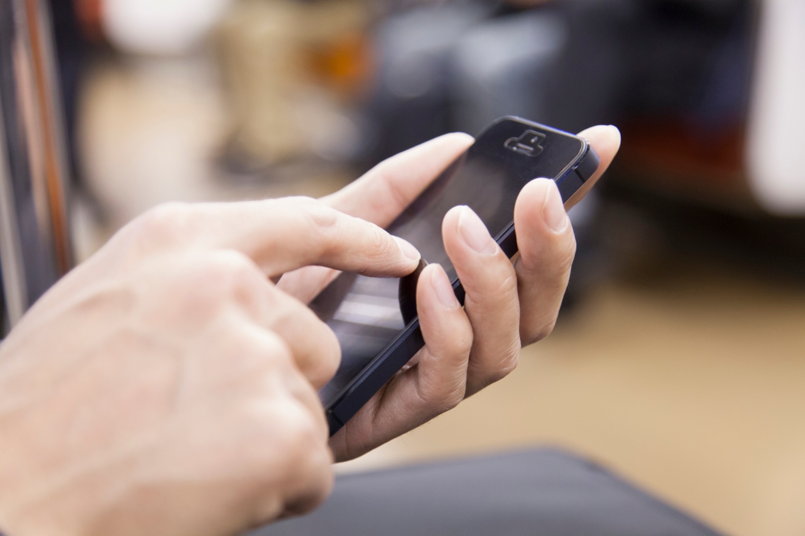 スマートフォンで検索する様子(差し替え用画像)